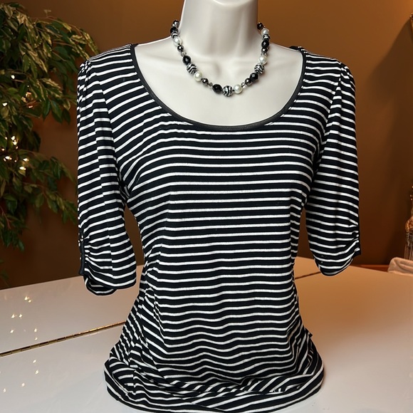 🖤WHITE HOUSE BLACK MARKET BLACK & WHITE STRIPED TOP KEYHOLE BACK SIZE SMALL🖤🤍 - Picture 3 of 16